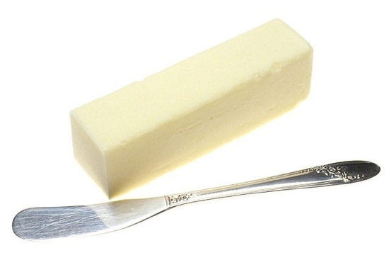 Butter und Buttermesser (wikimedia commons, gemeinfrei)