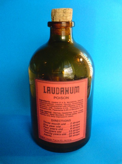 Eine Flasche Laudanum aus dem 19. Jh. mit vorgeschlagener Dosierung für Kinder ab 2. Monaten