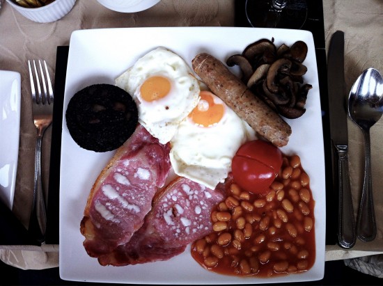 "Full Scottish Breakfast". Auch in Schottland gehören Spiegeleier und Speck zum essenziellen Frühstück.
