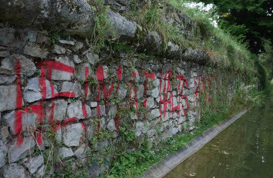 Graffiti "Heimat halt's Maul" an der Mauer zum Burggarten