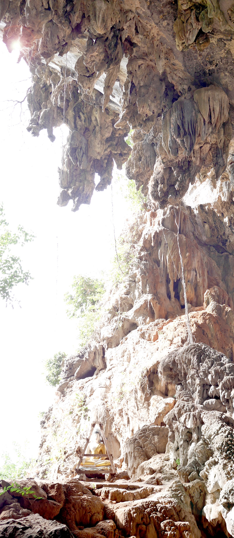 Das Eine, Buddhastatue in einem Höhlenportal in Myanmar