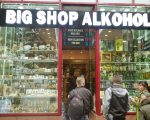 Geschäft für Alkohol in Prag mit Kinderkollektion