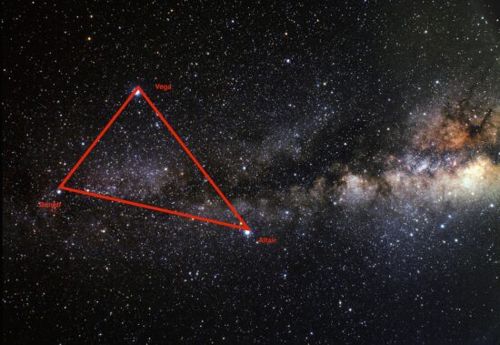 Das Sommerdreieck: Wega-Deneb-Atair (Wikimedia Commons)